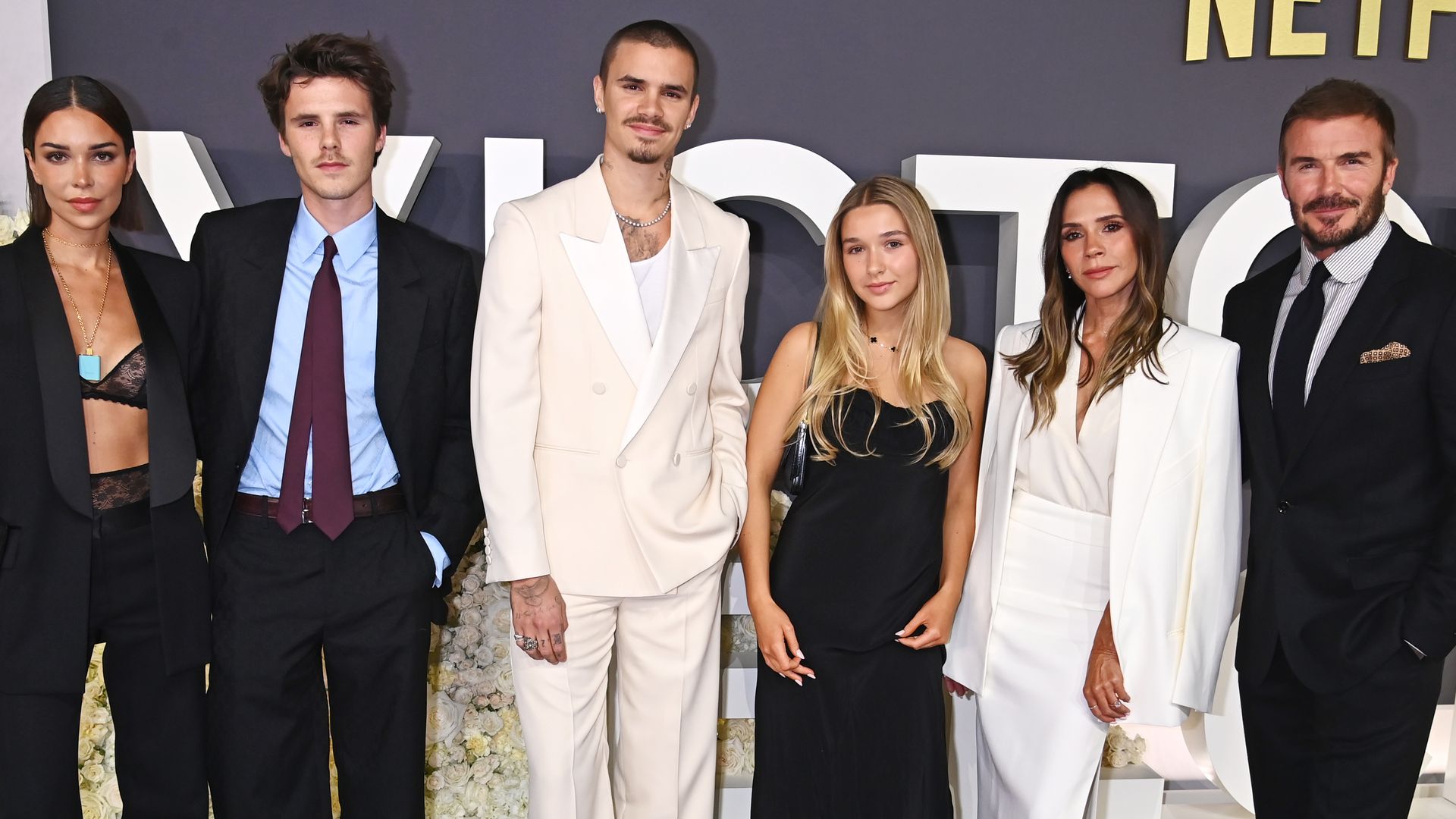 De izquierda a derecha; Jackie Apostel, Cruz Beckham, Romeo Beckham, Harper Beckham, Victoria Beckham y David Beckham en el estreno mundial de la docuserie de 'Victoria Beckham' 'en The Curzon Mayfair el 8 de octubre de 2025 en Londres. 