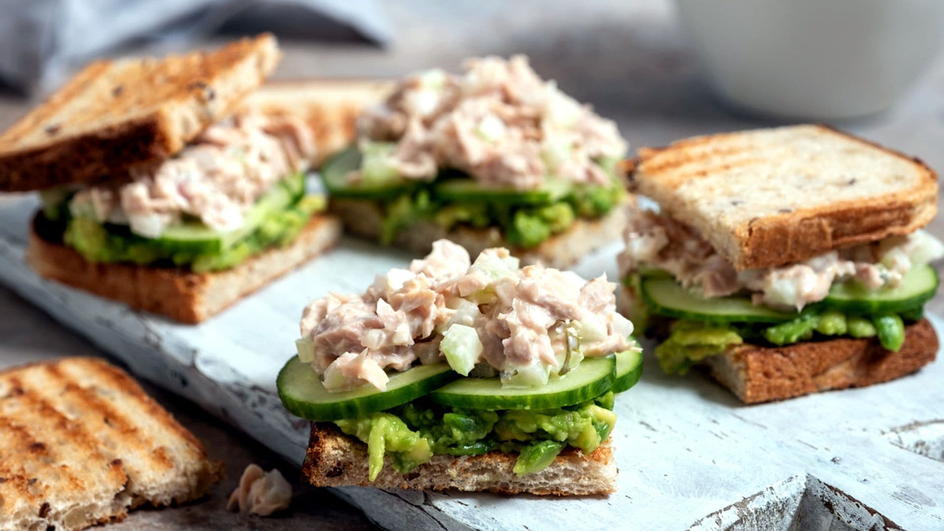 Sándwich de aguacate, pepino y atún