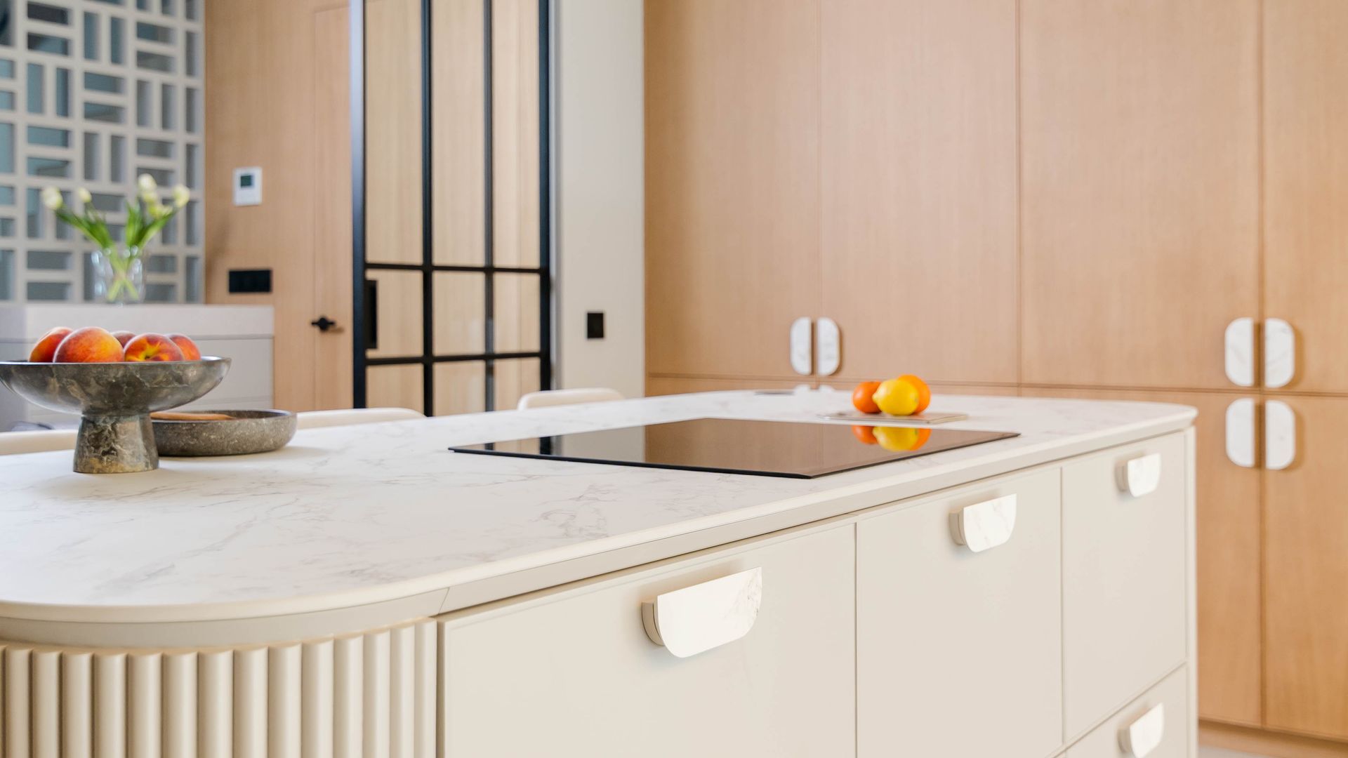 Cocina con encimera despejada. 