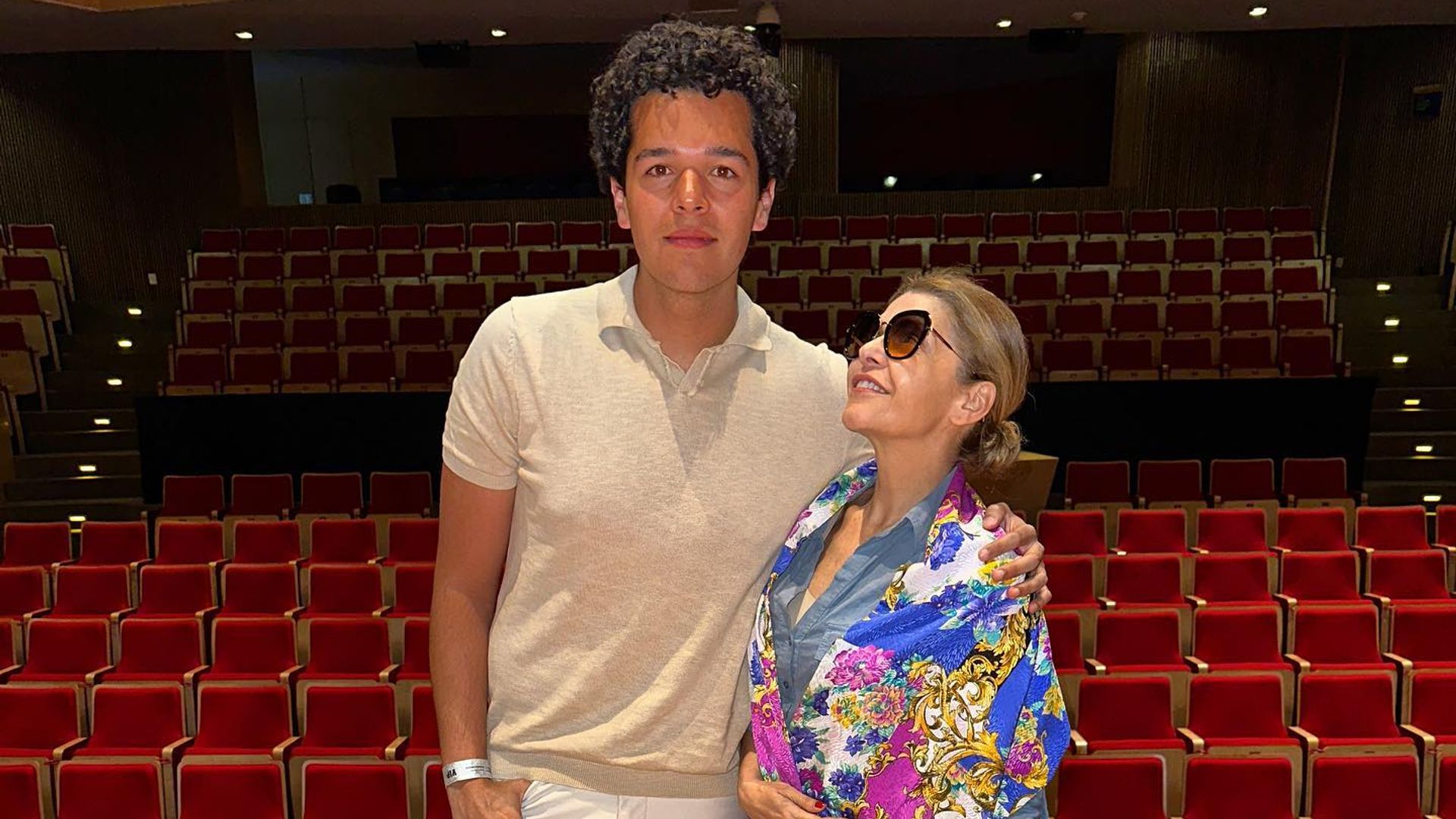 Itatí Cantoral y Eduardo Santamarina celebran el estreno en Londres de la obra de su hijo Eduardo