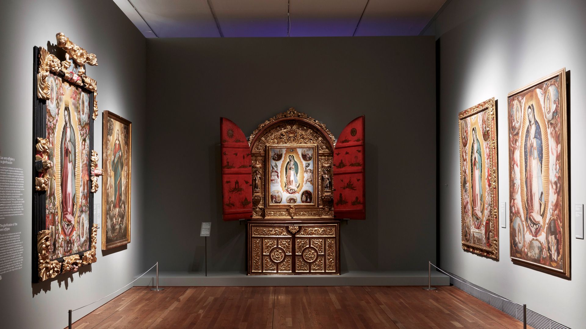 Imagen de la sala de la exposición “Tan lejos, tan cerca. Guadalupe de México en España”