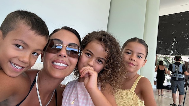 Georgina Rodríguez con sus hijos Mateo, Alana y Eva.