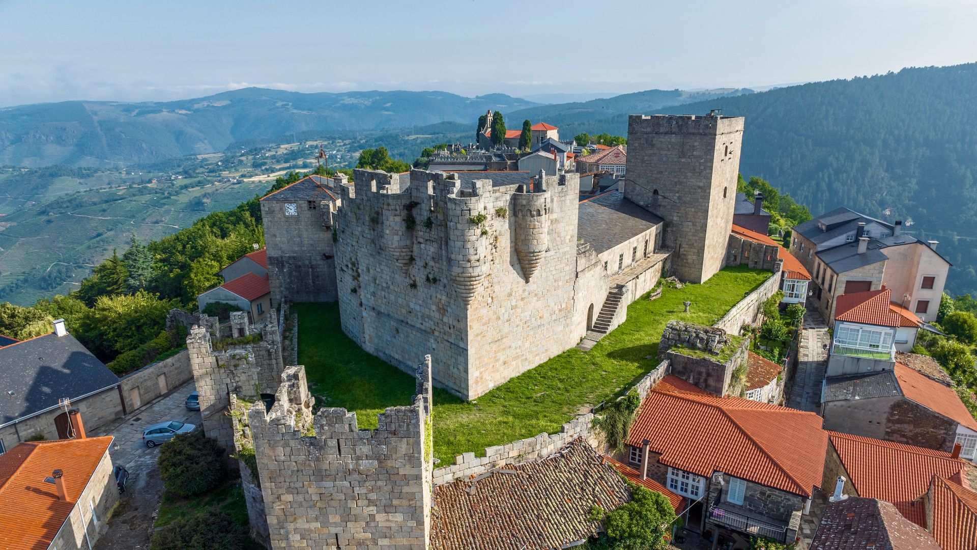 Los pueblos medievales más bonitos de Galicia para visitar en otoño: del encanto de Castro Caldelas al misterio de Mondoñedo