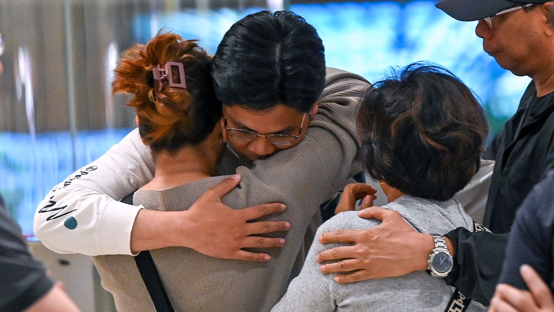 El emocionante reencuentro de los pasajeros del vuelo accidentado de 'Singapur Airlines' con sus familias