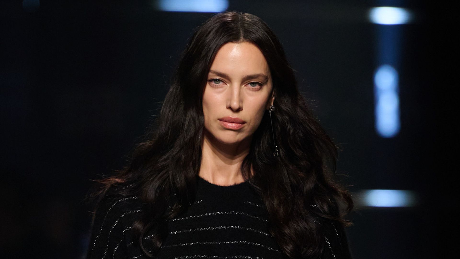 10 trucos de maquillaje y pelo fichados en el 'backstage' de París que inspirarán tu próximo look de invitada
