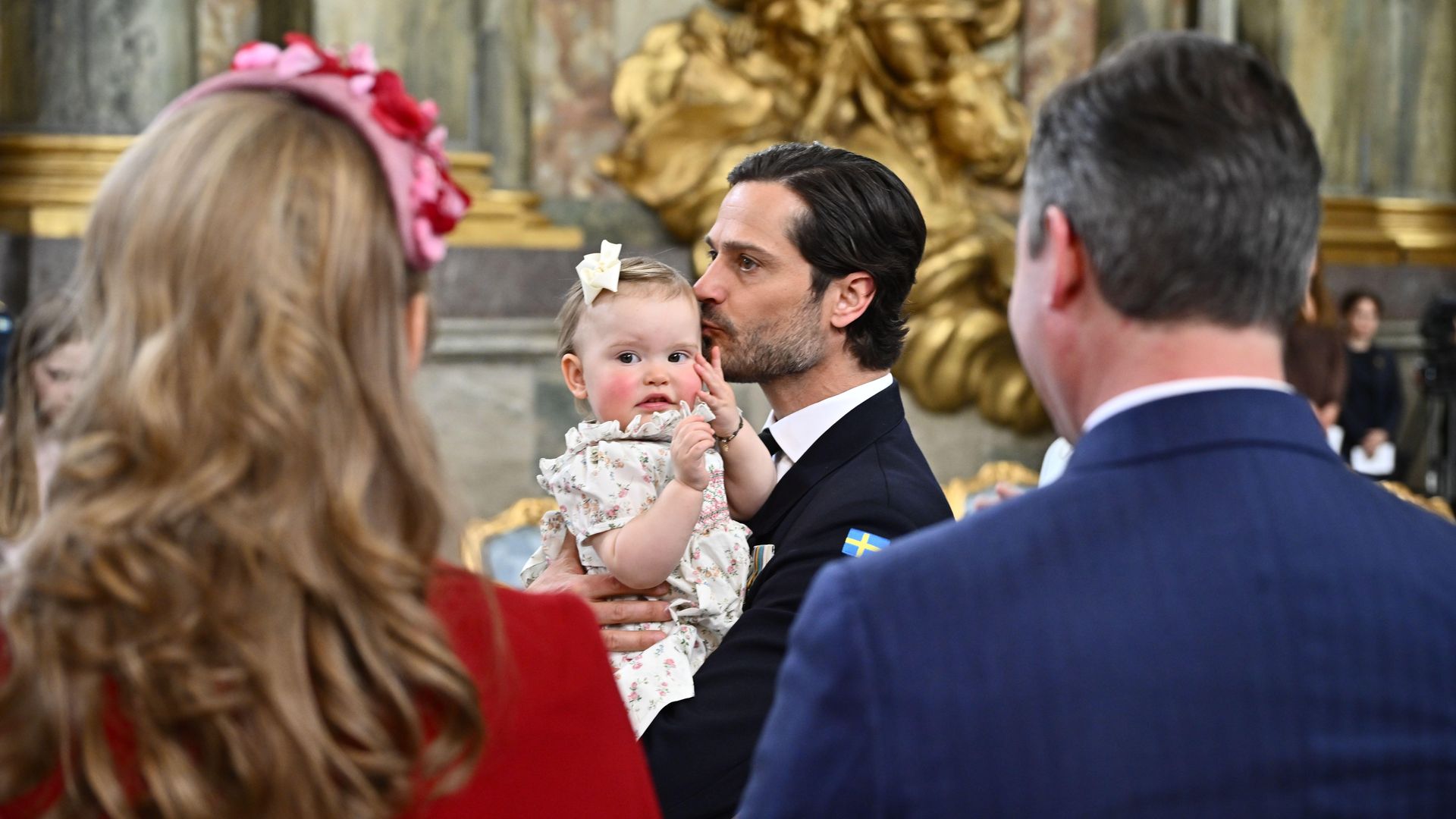 El príncipe Carlos Felipe de Suecia con su hija Inés en el cumpleaños de Carlos Gustavo