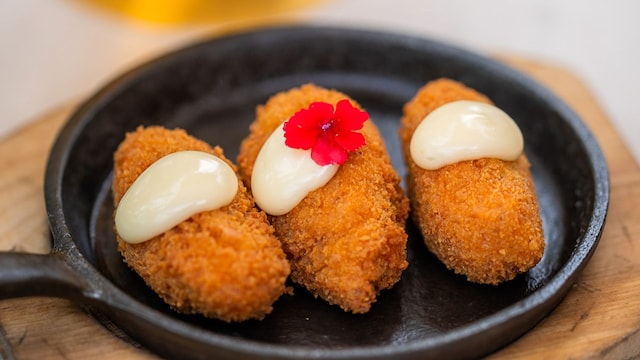 Croqueta de sobrasada con alioli de ajo asado y miel, propuesta del hotel Renaissance Barcelona.