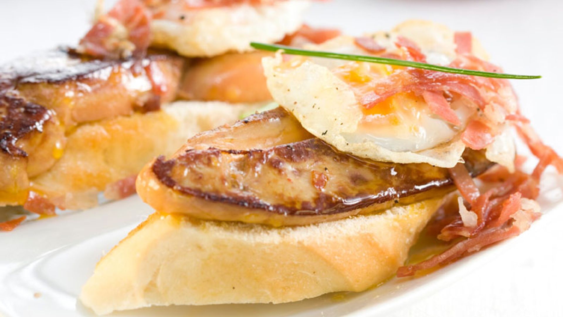 Montadito de foie con huevo de codorniz y virutas de jamón