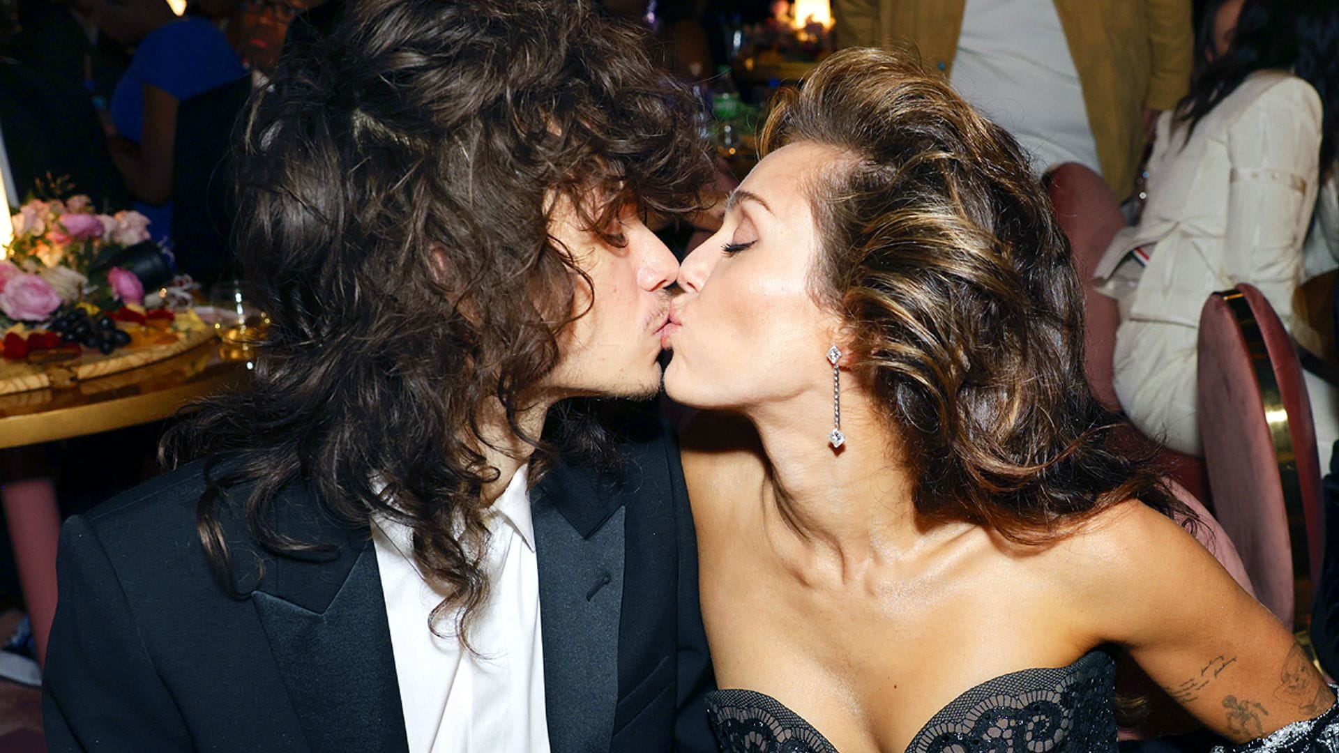 La gran noche de Miley Cyrus en los Grammy que terminó con este beso a su novio
