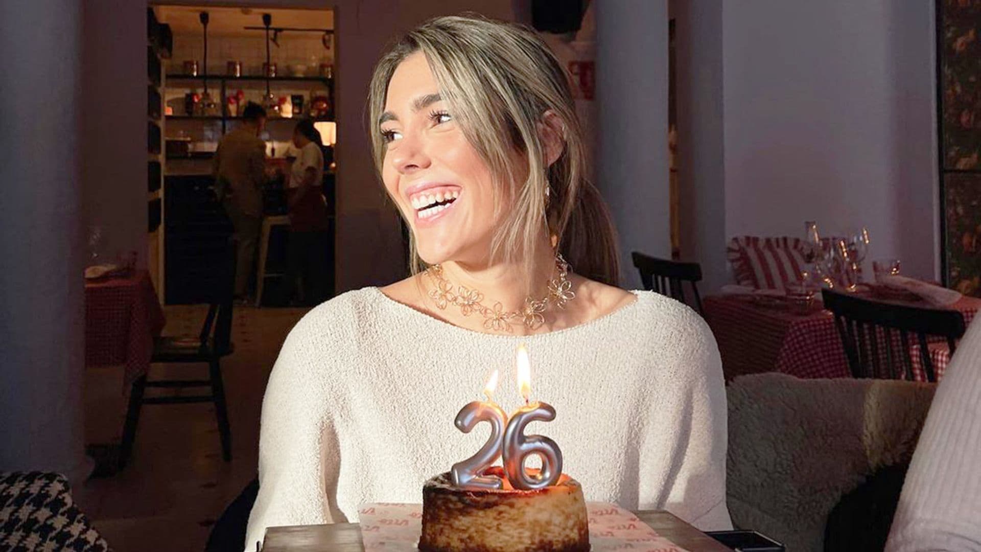 Anna Ferrer celebra por todo lo alto su cumpleaños con tres tipos de tartas y un espectacular ramo de flores