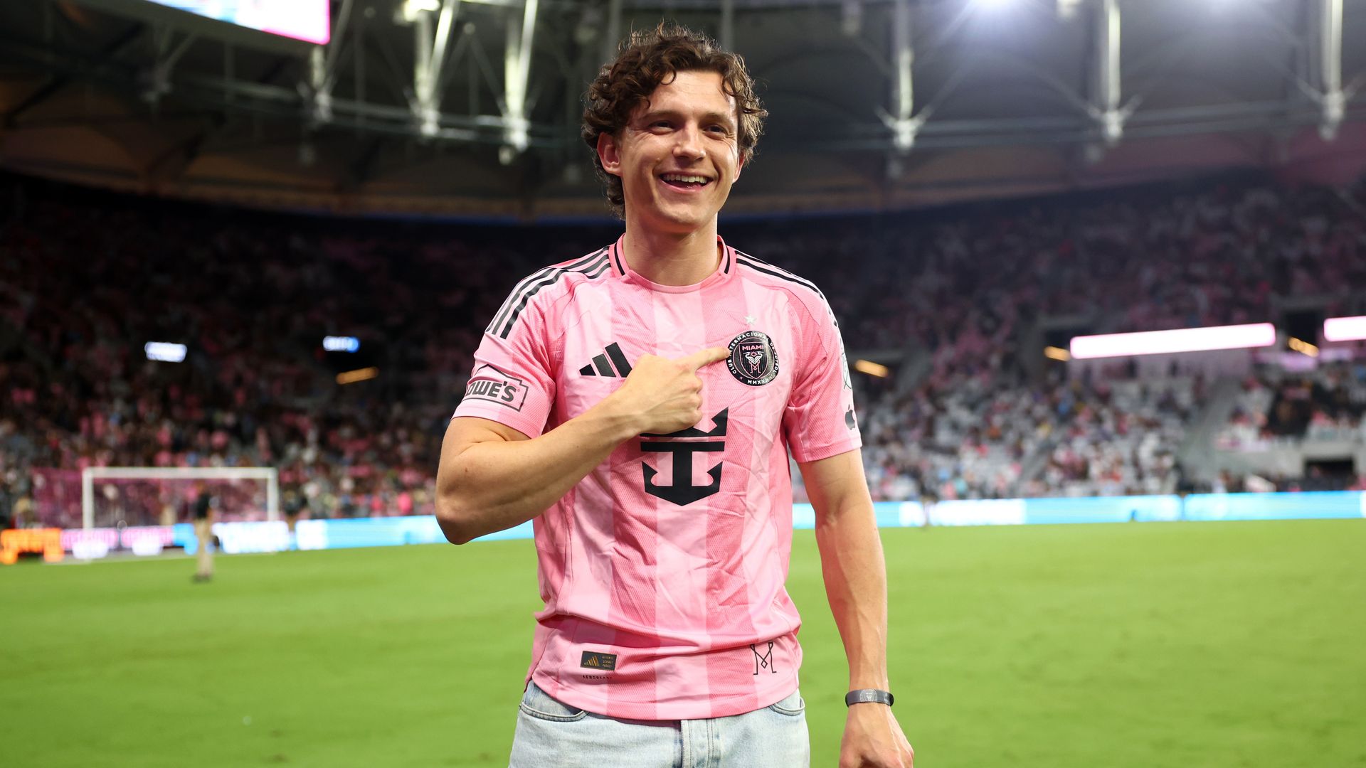 Tom Holland acudió al juego entre el Inter Miami CF y Philadelphia Union en el Nu Stadium, en Miami, el 24 de mayo de 2026.