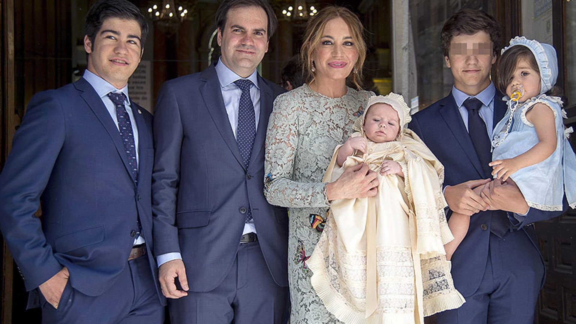 Gema Ruiz y Juan Díaz bautizan a su pequeño Juan rodeados de amigos