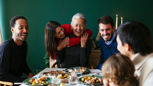 familia feliz en la mesa de Navidad