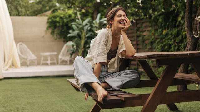 mujer relajada jardin