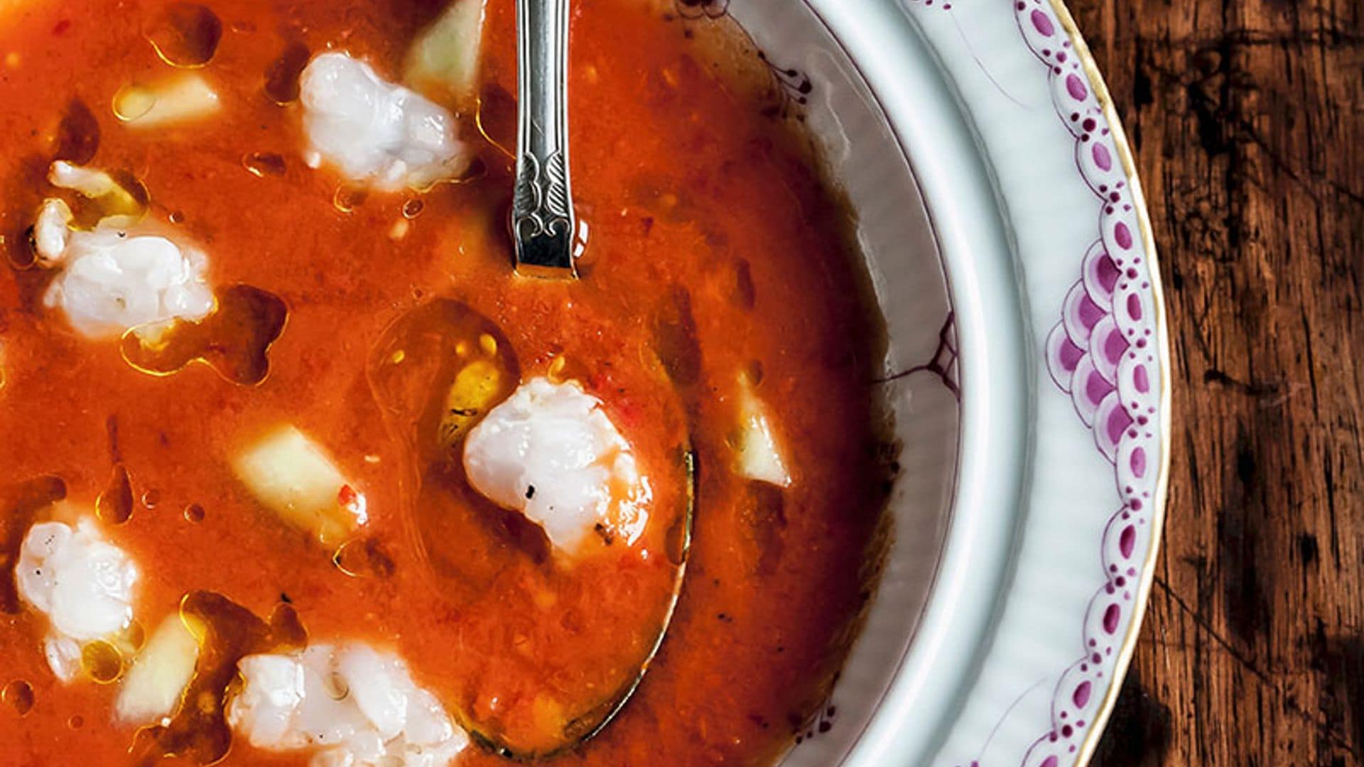 Sopas de tomate con langostinos