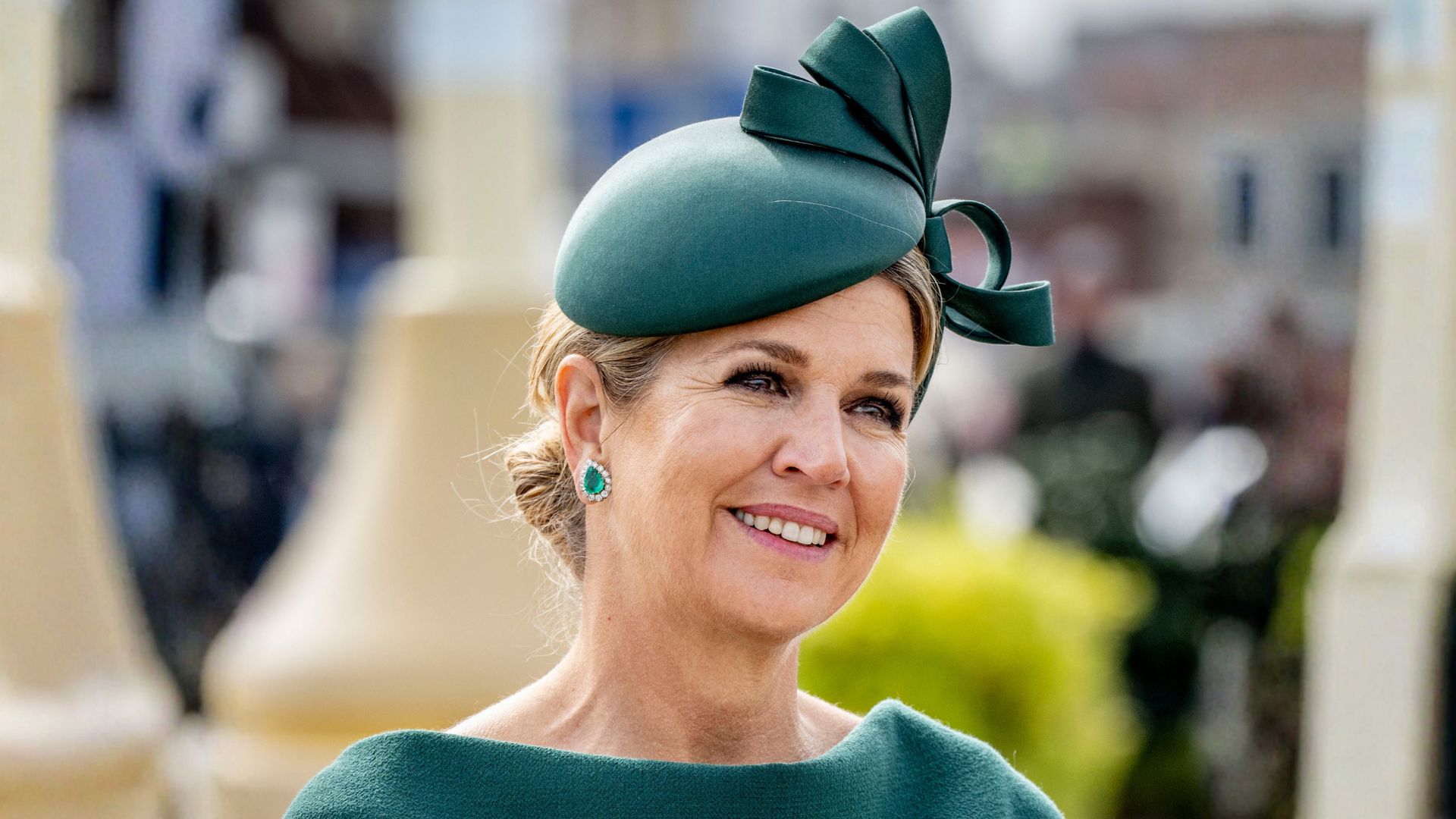 Máxima de Holanda recicla uno de sus mejores tocados y sorprende con un broche de esmeraldas de origen desconocido