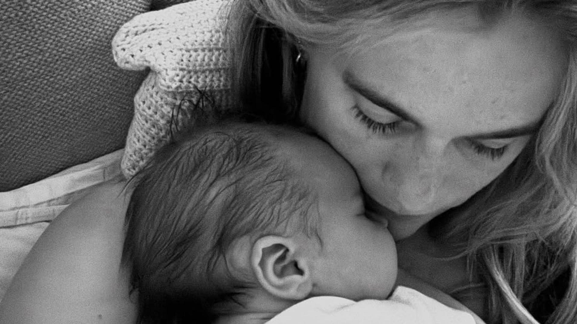 Cressida Bonas, exnovia del príncipe Harry, presenta a su hija recién nacida y confirma su nombre