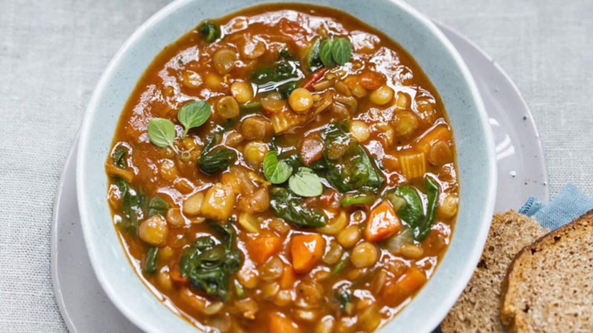 Sopa de lentejas con espinacas y zanahorias