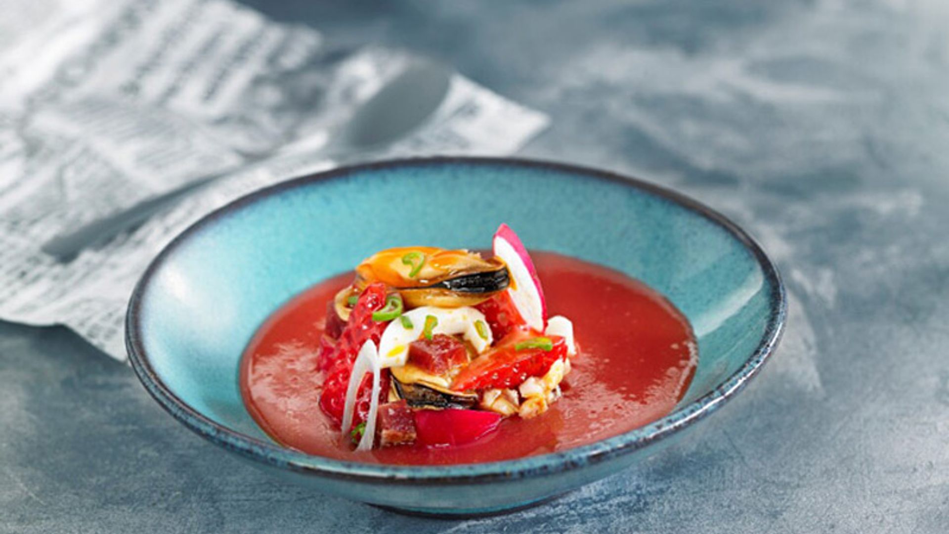 Salmorejo de fresas y remolacha con mejillones en escabeche