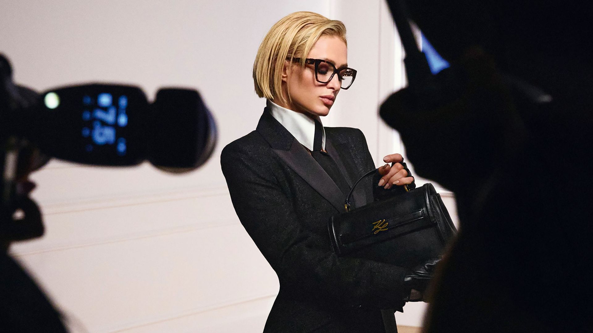 Sin duda, Paris Hilton sorprende en la nueva campaña de otoño/invierno 2025 de Karl Lagerfeld