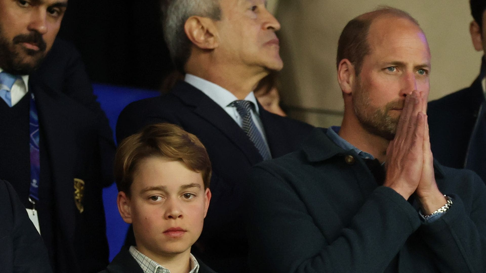 El príncipe Guillermo y su hijo George, pura pasión futbolera en su más reciente aparición en las gradas 