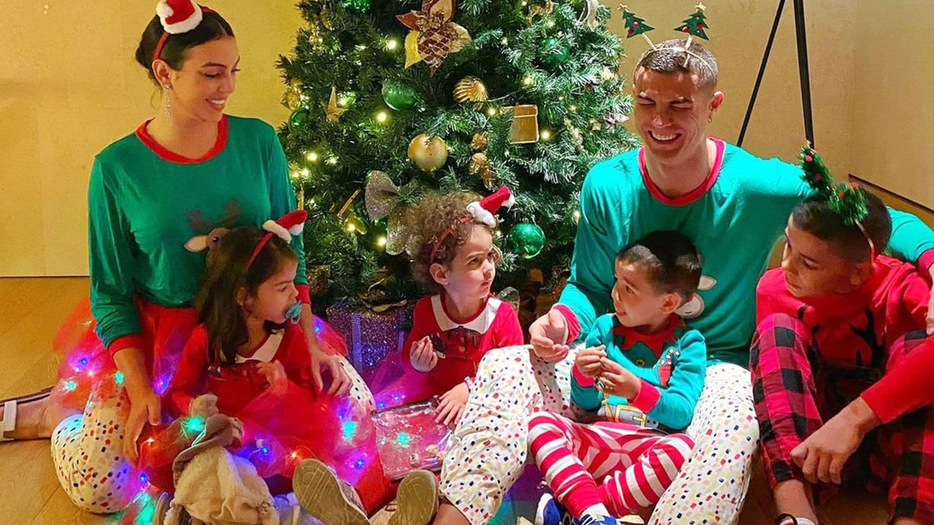 'Papá riendo y Alanita enfurruñada', el simpático posado navideño de Cristiano y Georgina