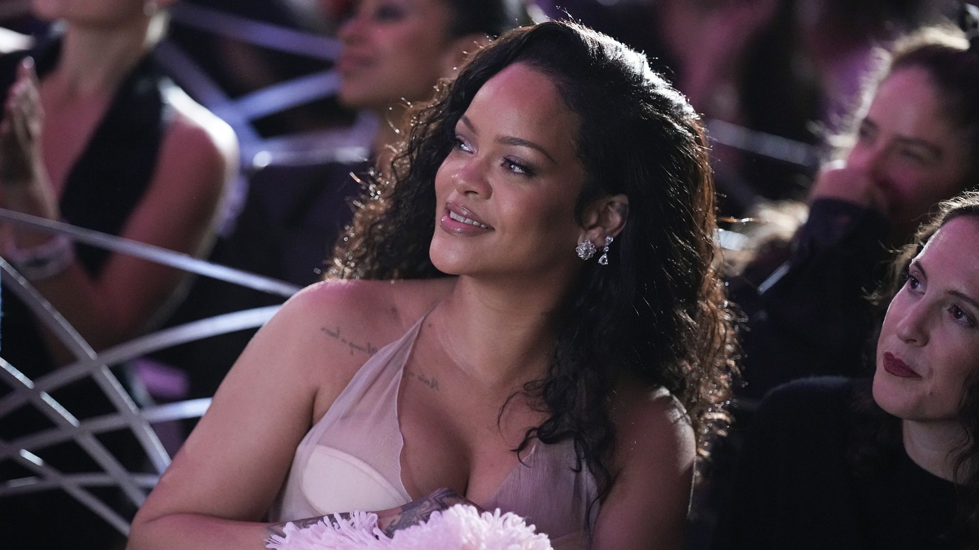 Rihanna se tatúa el dibujo infantil de sus hijos que se ha hecho viral por lo feo que es