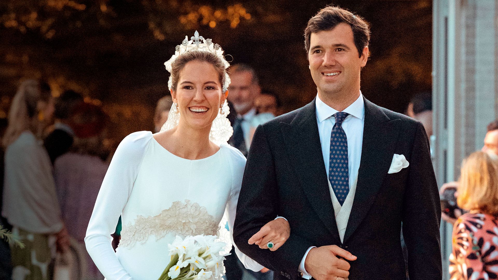 Recordamos el vestido de novia de Victoria López-Quesada y su tiara histórica en la boda que reunió a la realeza española hace un año