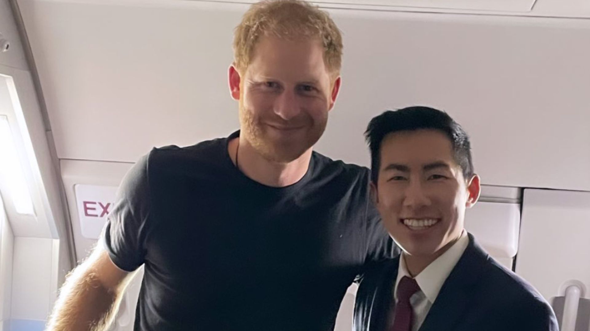 La imagen del príncipe Harry feliz y relajado en el avión de vuelta a EEUU que contrasta con la tensión del juicio