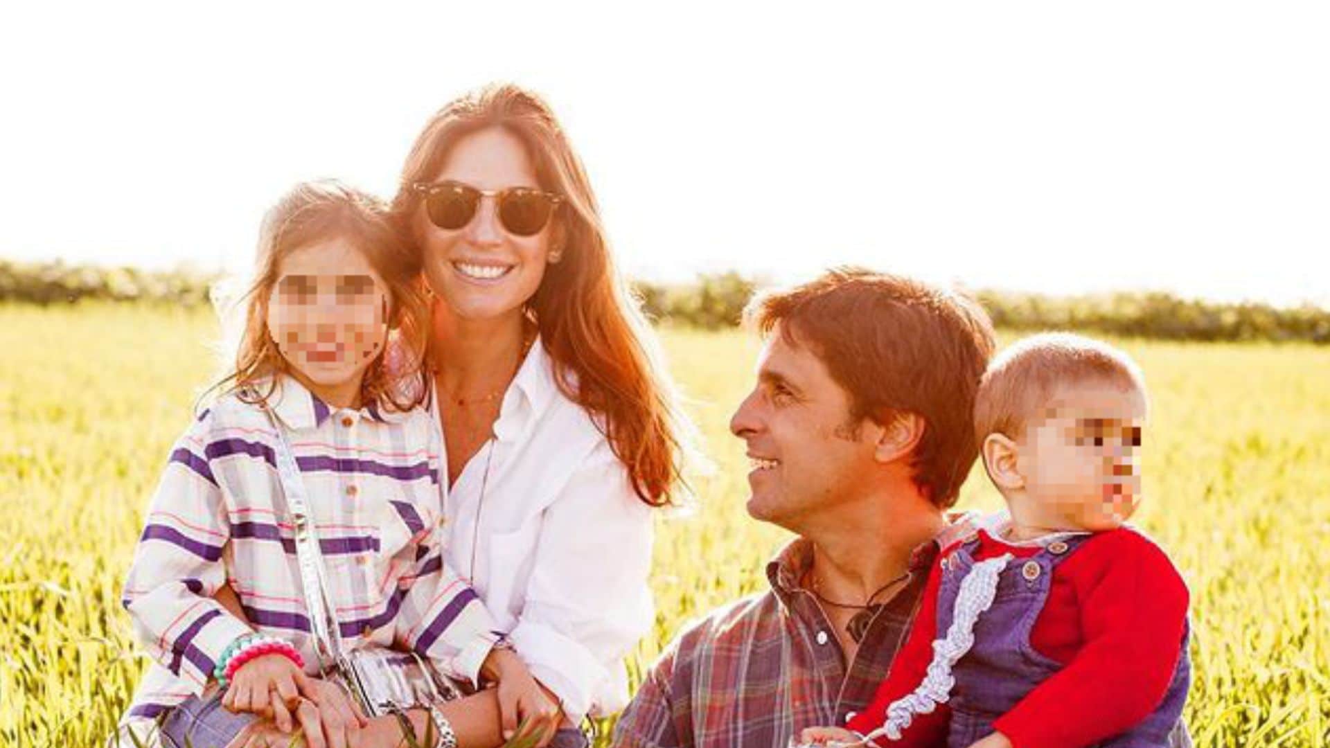 El viaje 'encantado' de Lourdes Montes y Francisco Rivera con sus dos hijos y otros miembros de la familia