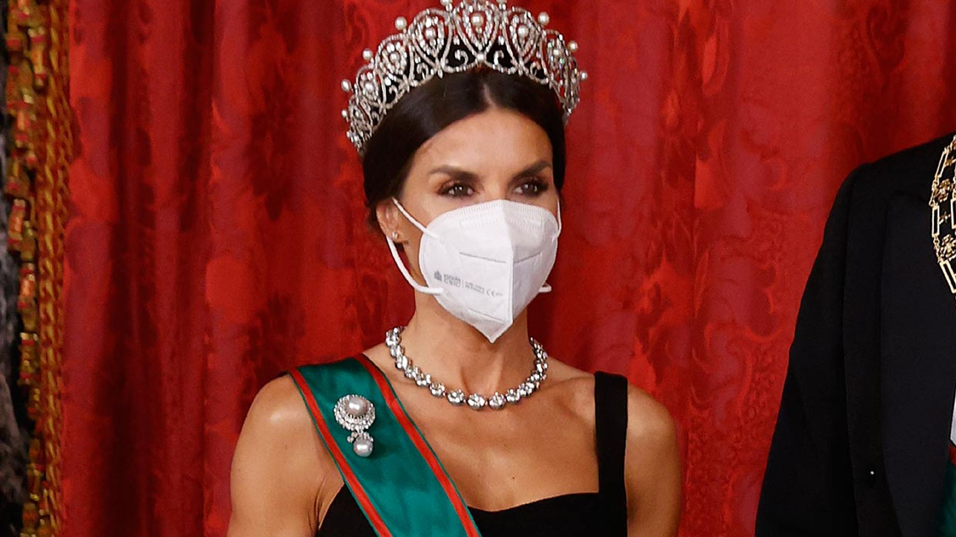 Doña Letizia, espectacular con la tiara rusa y un nuevo vestido de gala que realza la figura