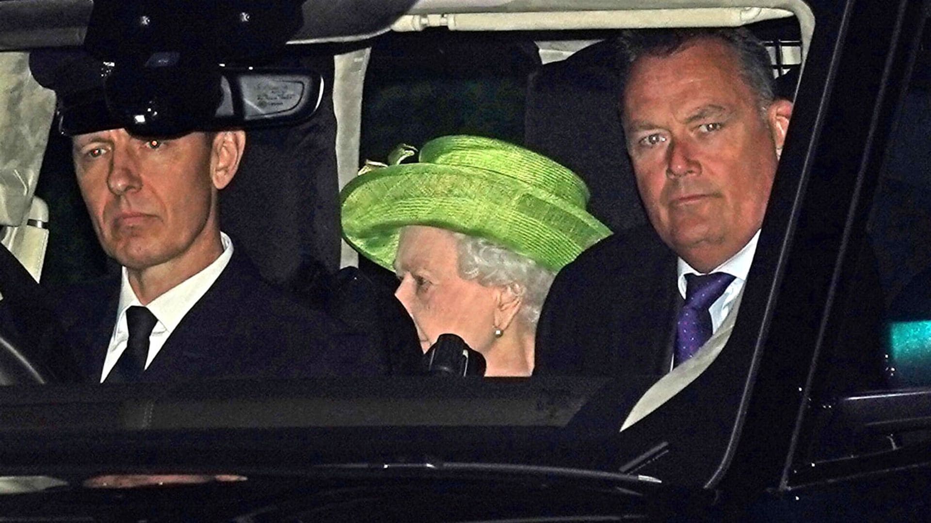 Isabel II asiste al bautizo de sus bisnietos, los hijos de Eugenia de York y Zara Tindall