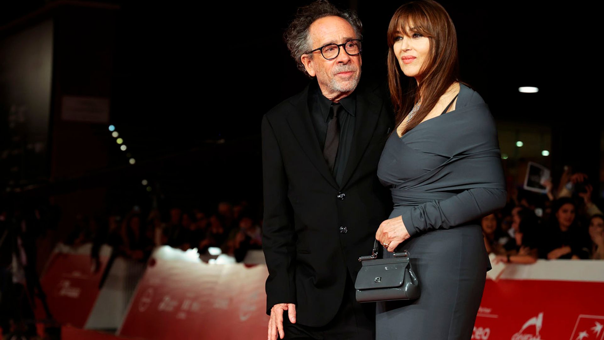 Monica Bellucci y Tim Burton posan por primera vez juntos y enamorados en una alfombra roja