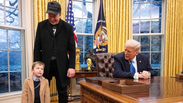 Donald Trump hablando con el hijo de Elon Musk en la Casa Blanca