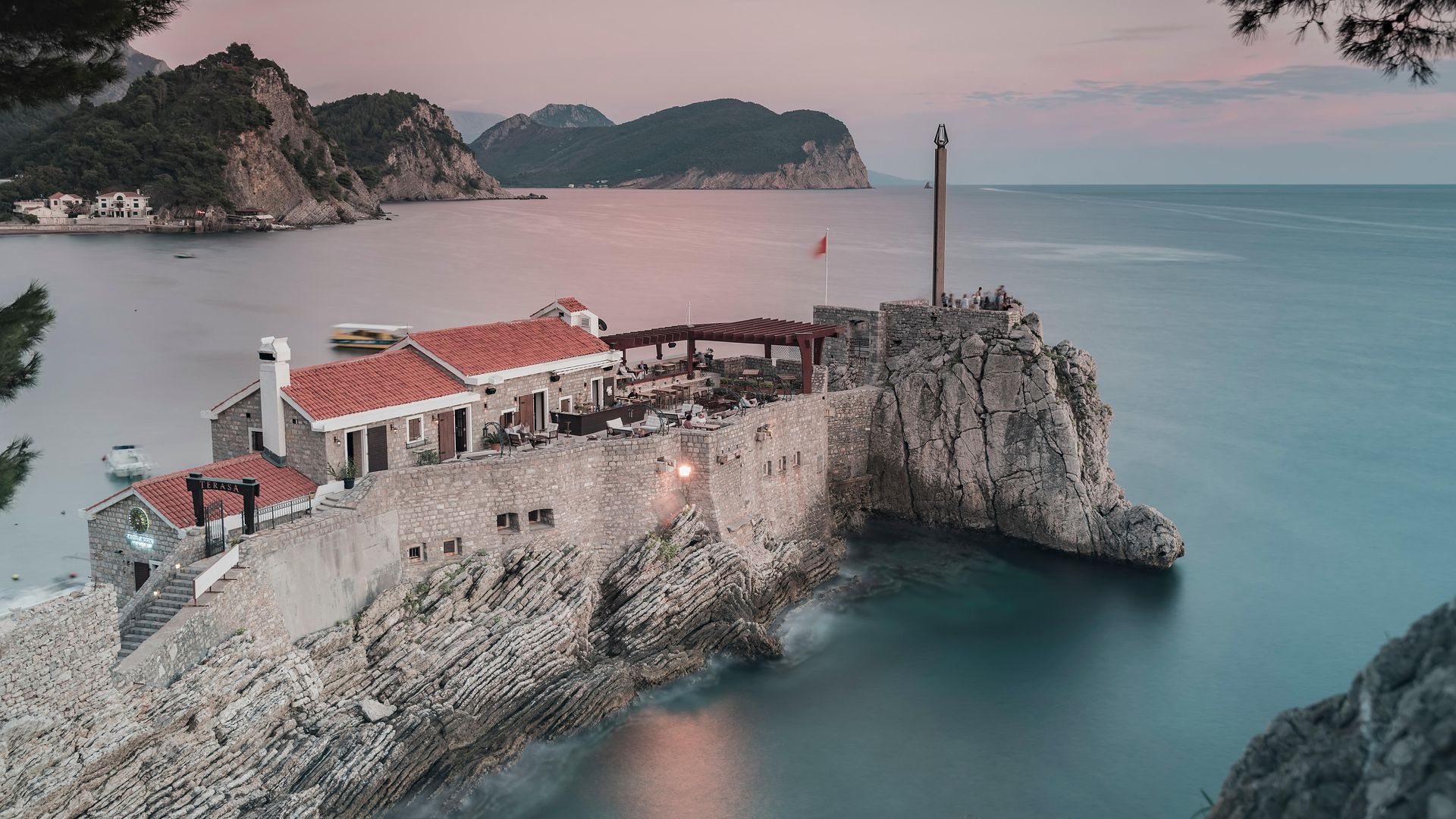 Antiguo castillo en Petrovac, Montenegro