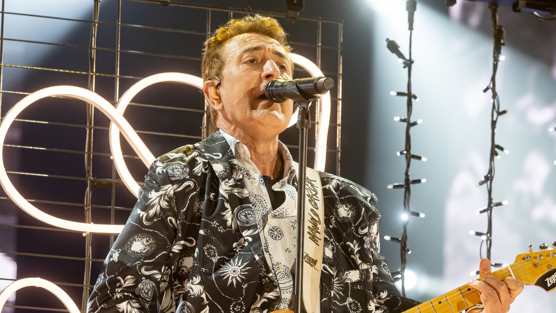 Tremendo susto en Barcelona: Manolo García cae al vacío tras lanzarse al público en pleno concierto
