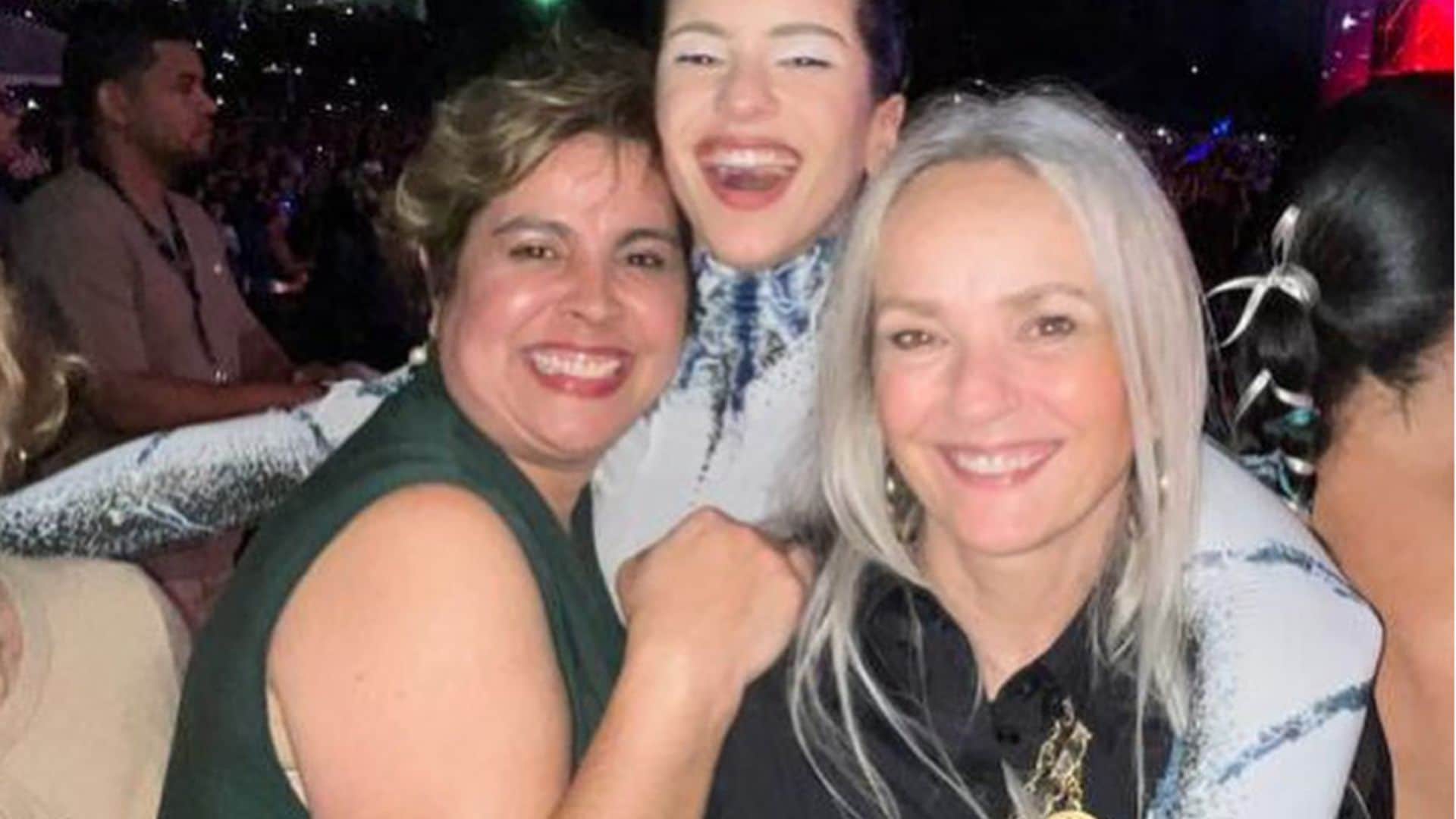 ¡Sus mejores fans! Las madres de Rosalía y Rauw Alejandro disfrutan juntas del concierto de sus hijos