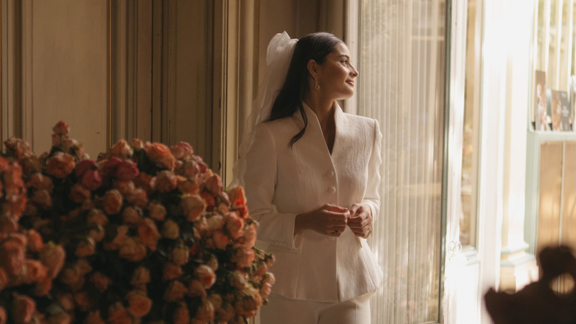 7 trajes de chaqueta blancos para mujer: la alternativa perfecta al vestido en una boda civil