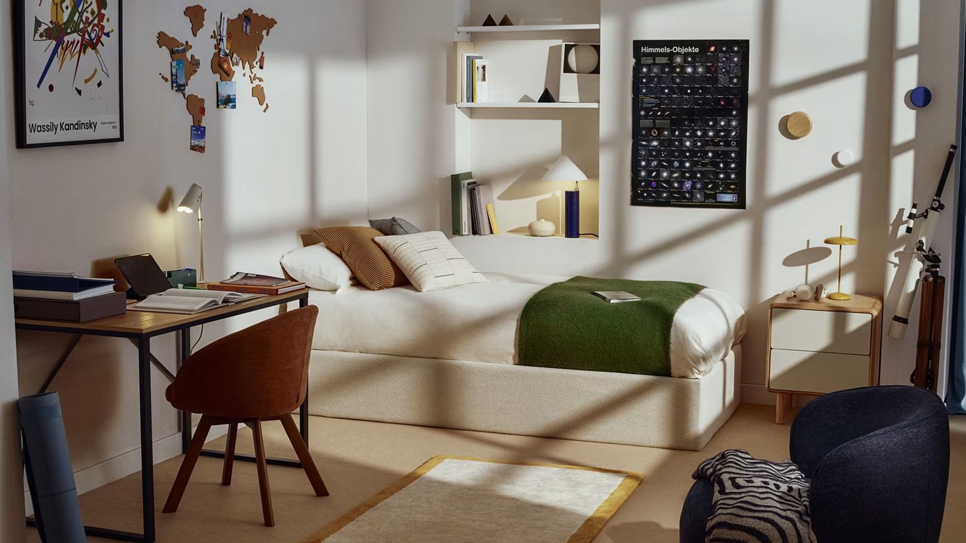 Cama con canapé abatible en habitación juvenil
