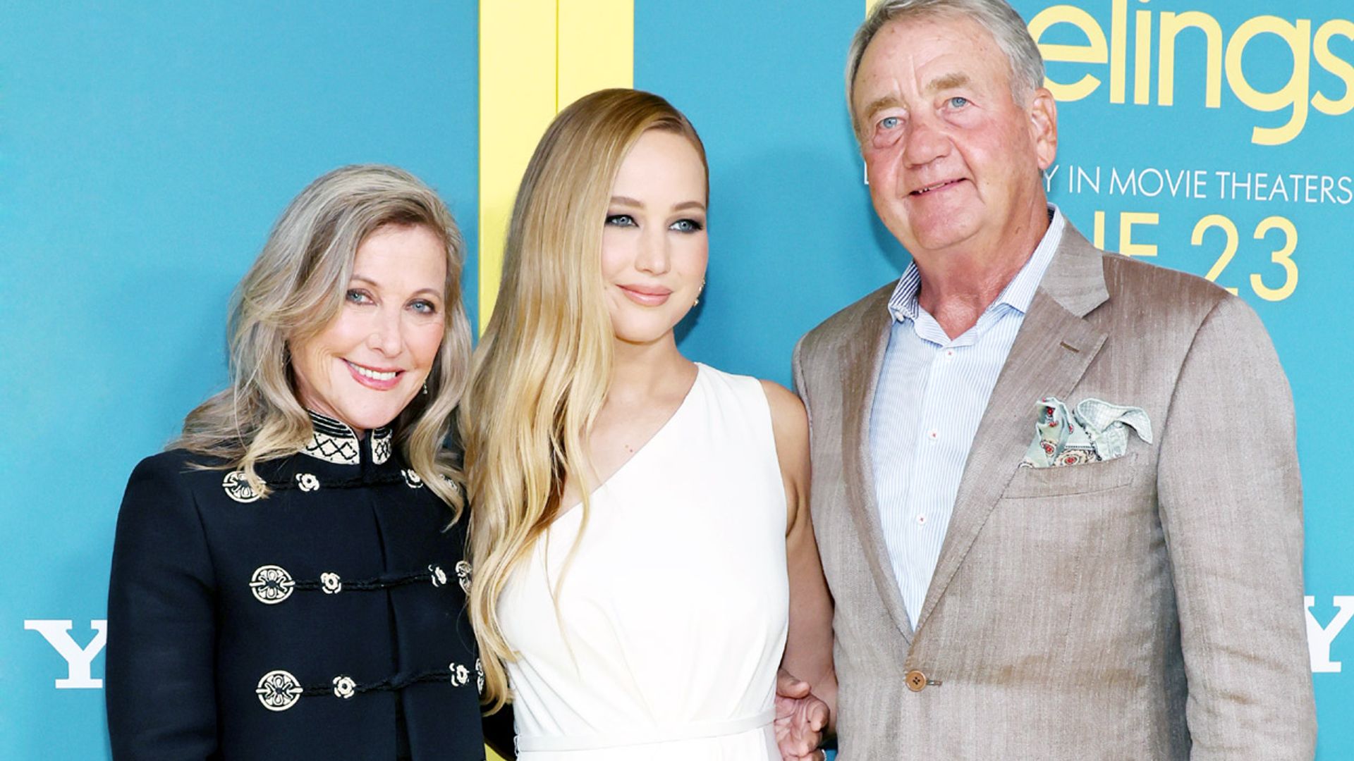 Jennifer Lawrence se lleva a su familia de estreno ¡y todos se fijan en su madre!