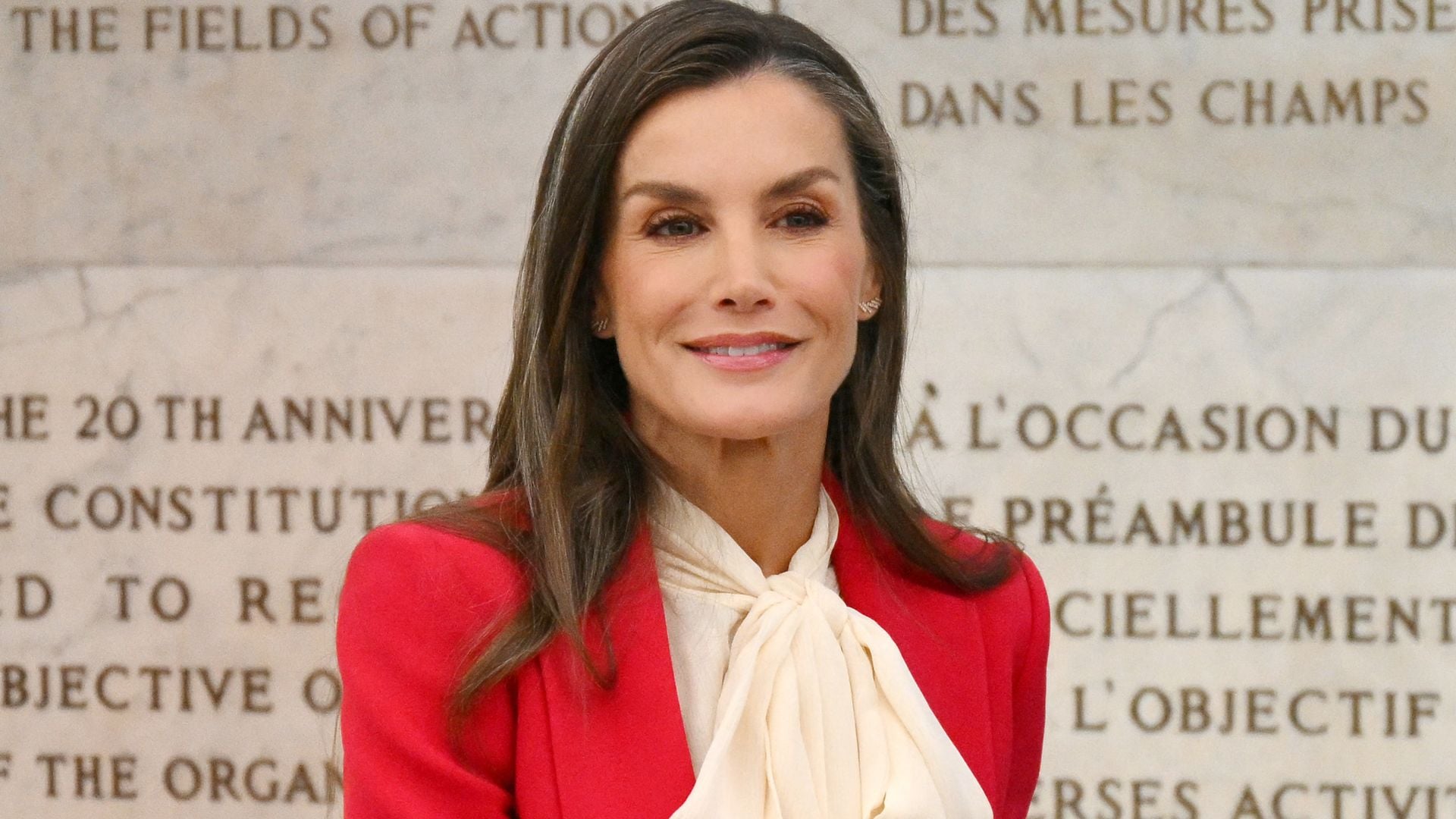 La reina Letizia en Roma con un traje de chaqueta rojo