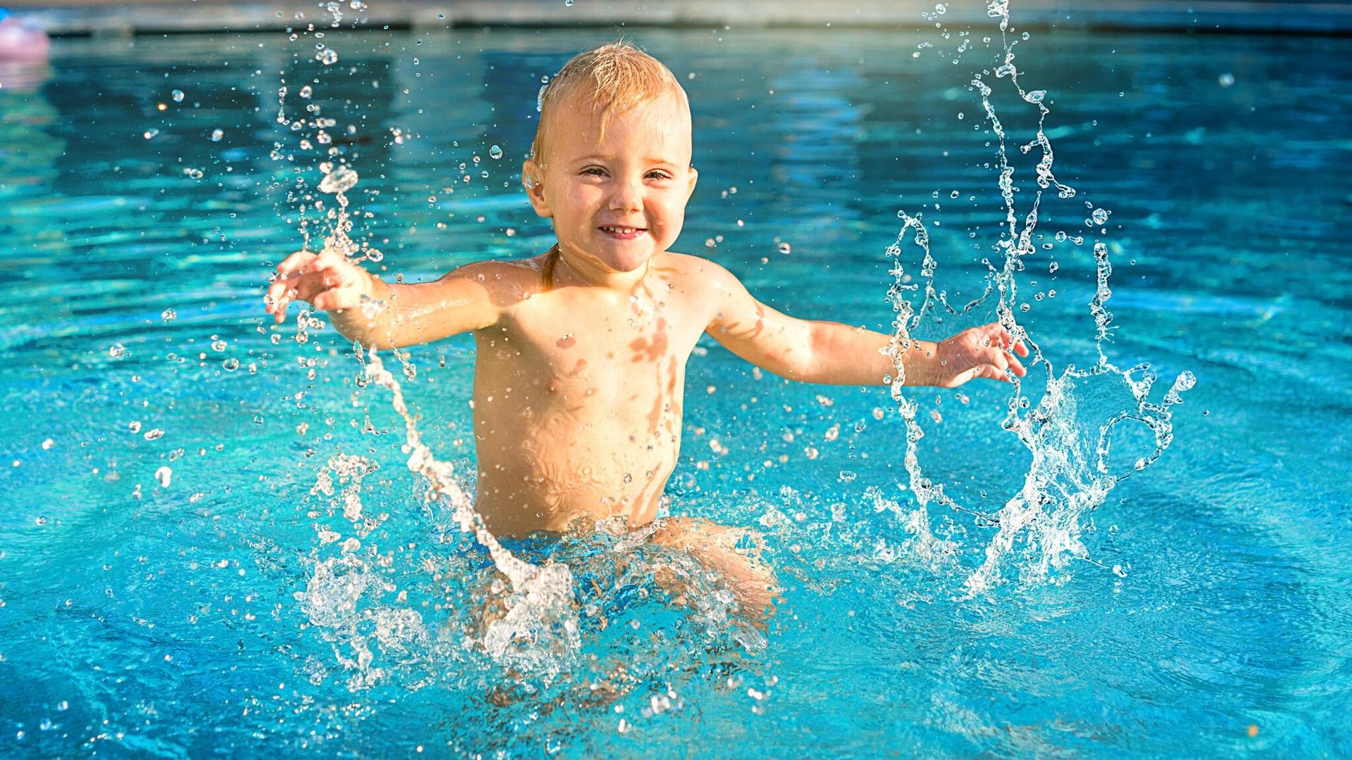 Nombres de niño inspirados en el verano que representan alegría y optimismo