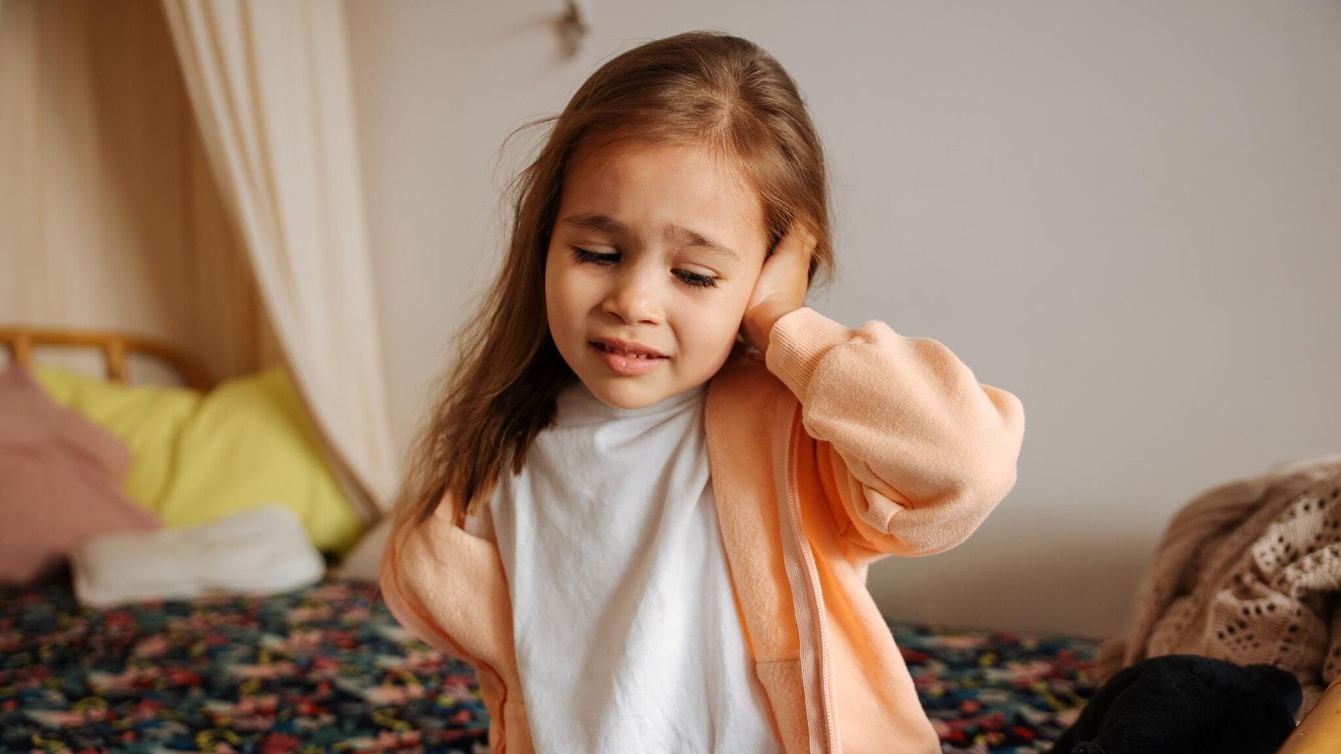 ‘¿Qué debo hacer si a mi hijo le sale líquido del oído?’