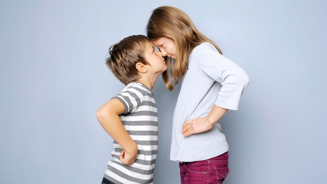 Hermanos en actitud de pelea