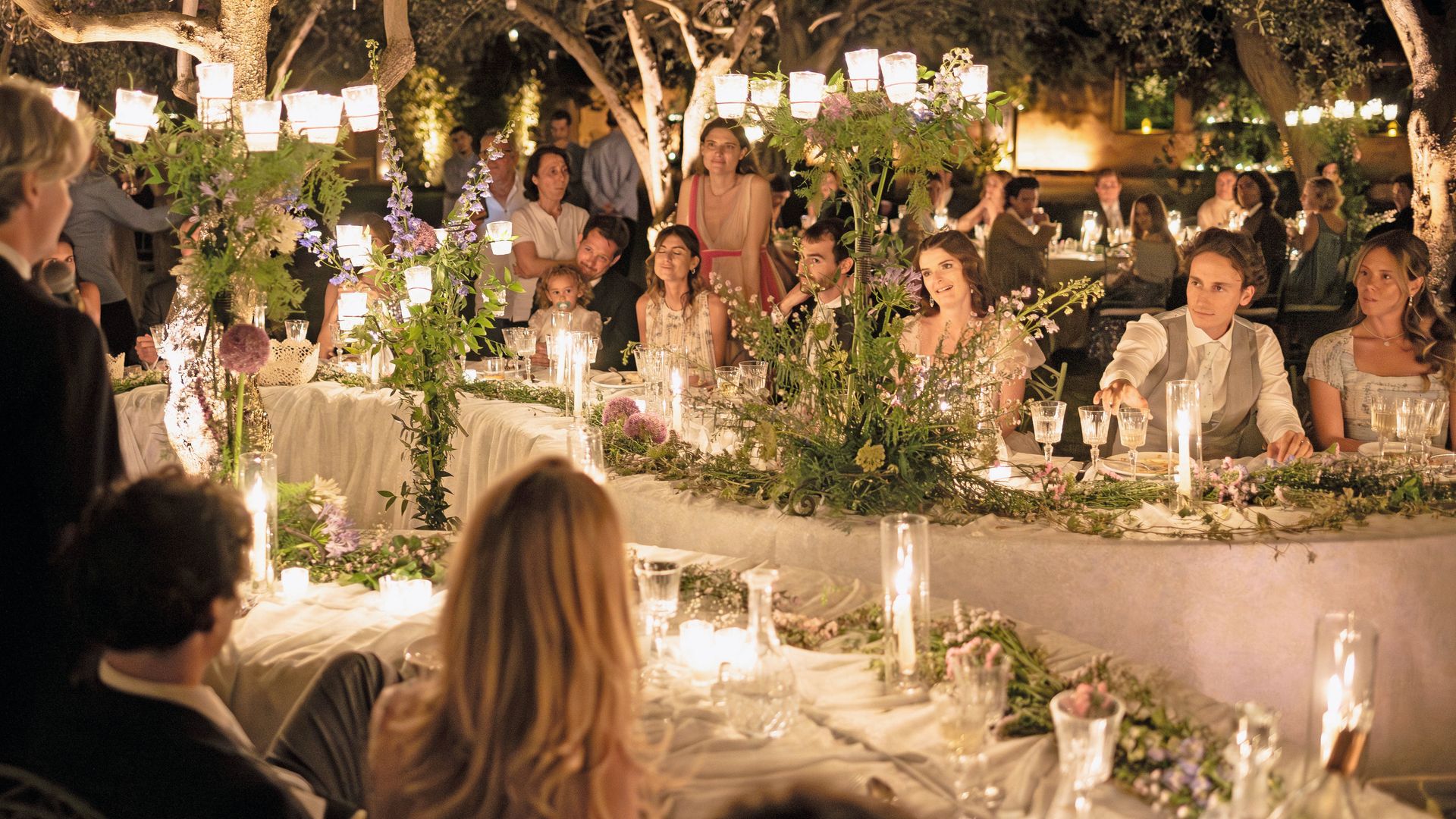 Un momento de la cena, en el olivar, cuya decoración también fue obra de la diseñadora italiana