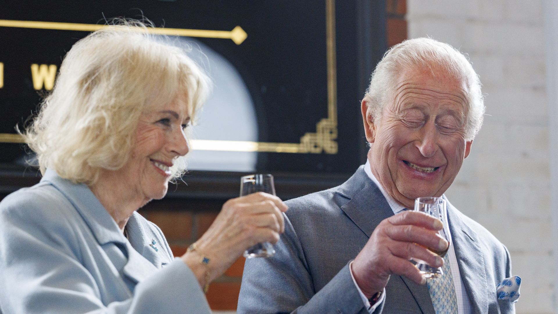 El rey Carlos III y la reina Camila prueban un whisky Pot Still Titanic de cinco años con acabado PX durante una visita a Titanic Distillers,
