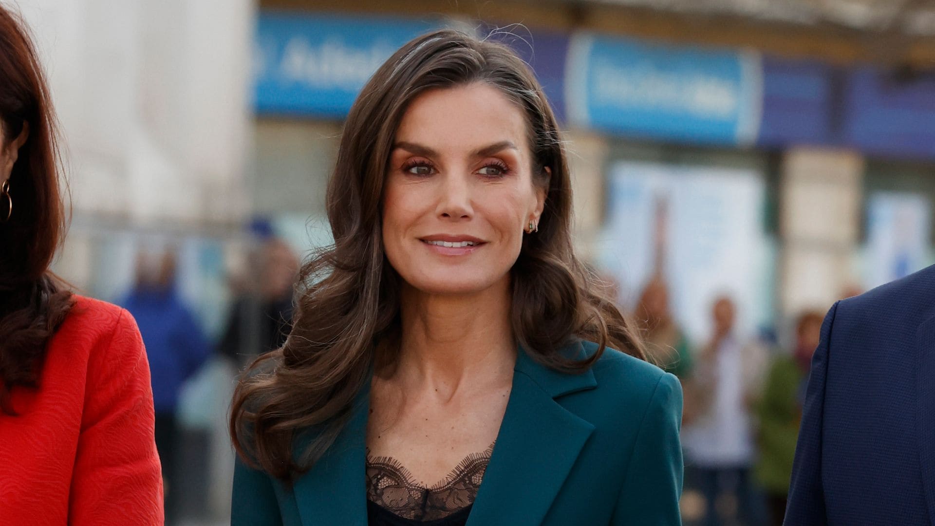 La reina Letizia transforma su traje favorito con el top de encaje que no pasa de moda