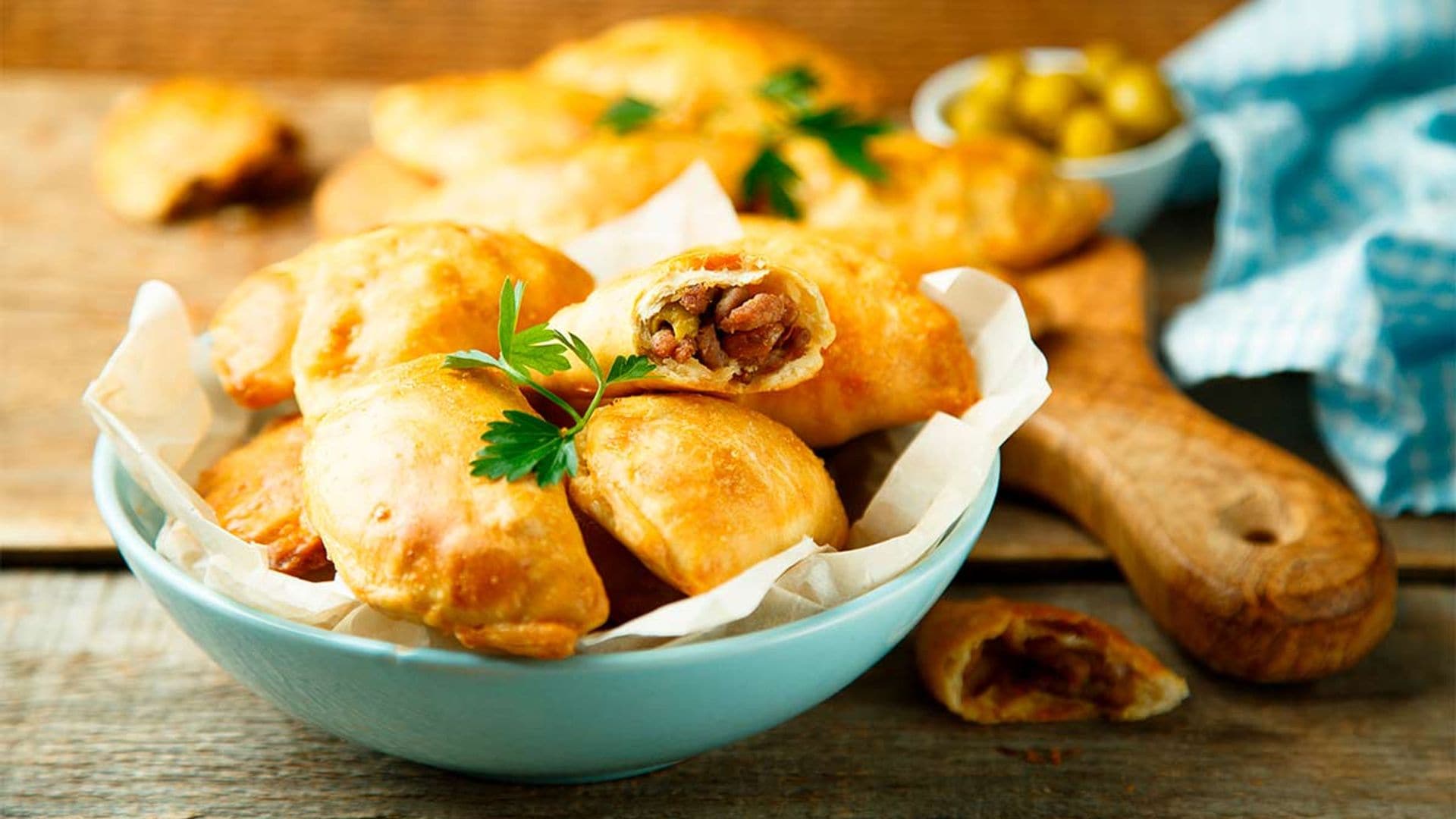 Empanadillas rellenas de carne picada y aceitunas