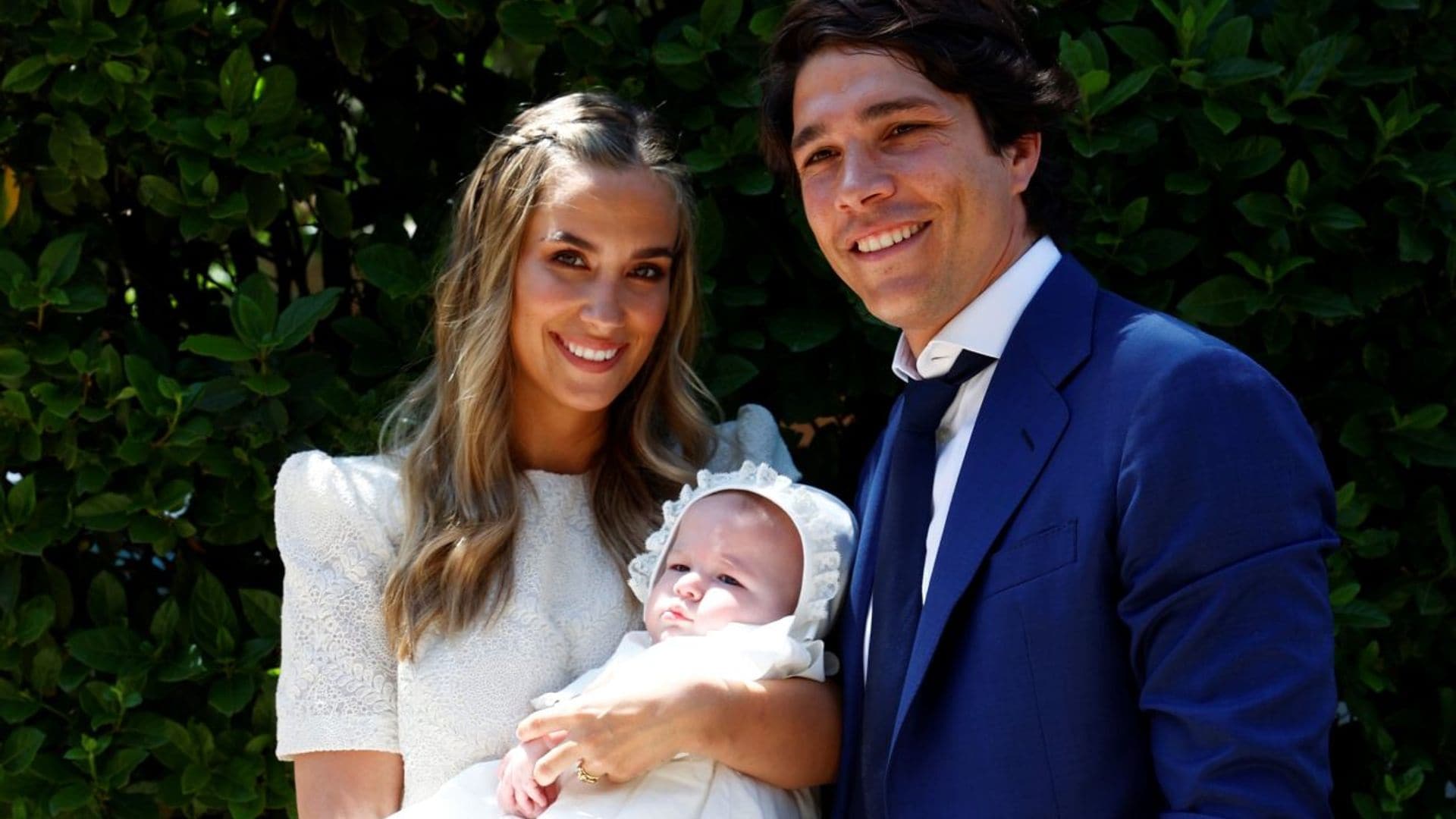 Una emotiva ceremonia y un faldón de alguien muy cercano: María Pombo y Pablo Castellano bautizan a su hijo Martín