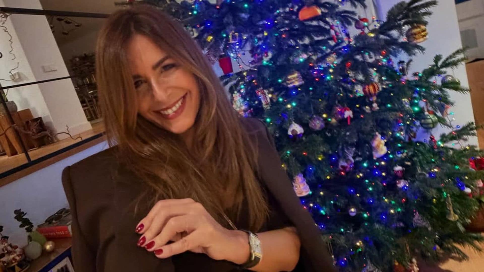 Nuria Roca, feliz con su árbol de Navidad natural y de cuatro metros de altura